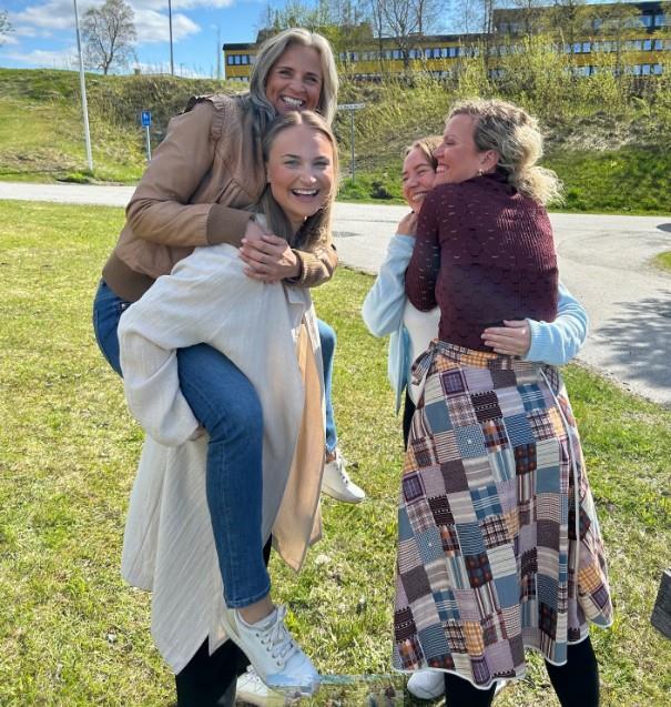 4 damer på en gressplen 