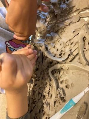 Barna uttrykker seg gjennom å leke med leire - Klikk for stort bilde