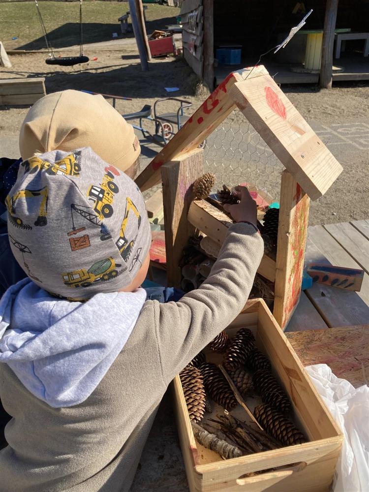 Barna lager en bikube for at biene skal ha et hus i barnehagen - Klikk for stort bilde