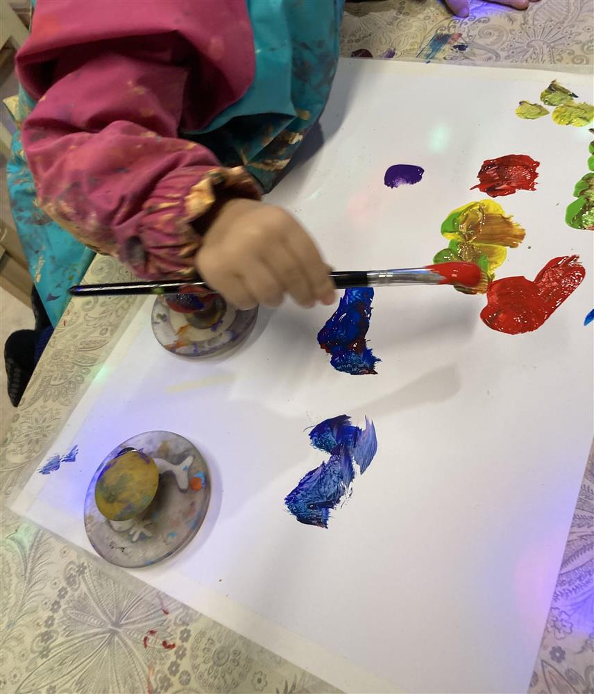 Barna erfarer, utforsker og snakker gjennom å male - Klikk for stort bilde