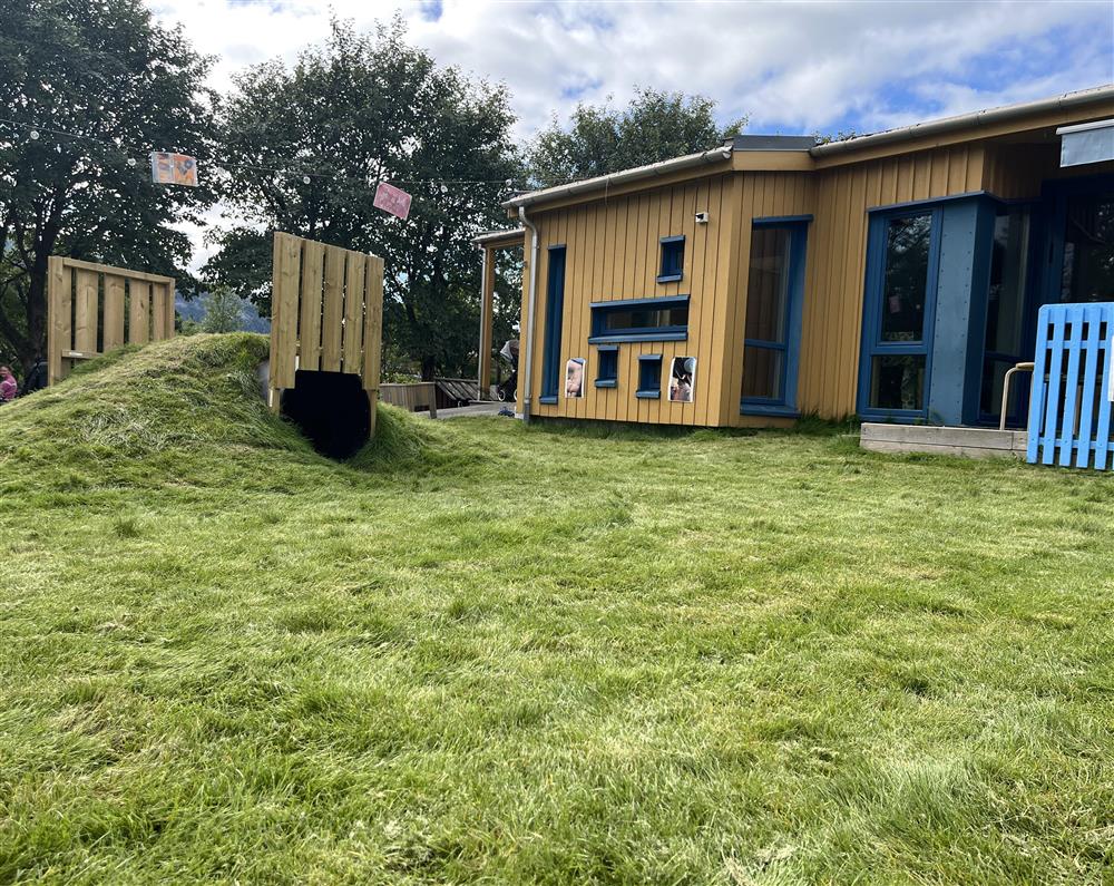 Uteområde Barnas Hus - Klikk for stort bilde