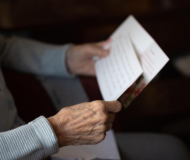 eldre person som leser et brev - Klikk for stort bilde